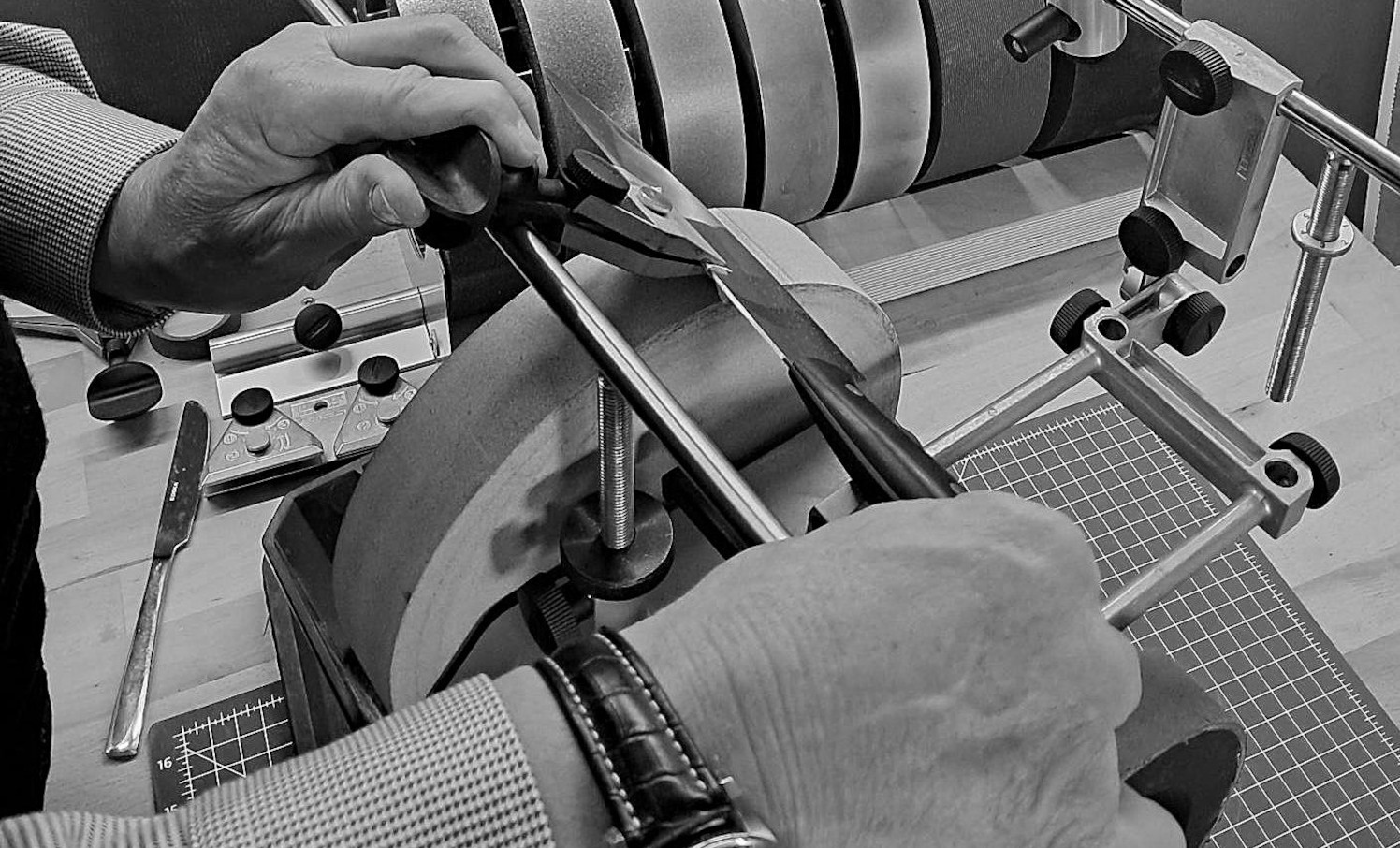 Messerschleifen mit festen Spannmitteln